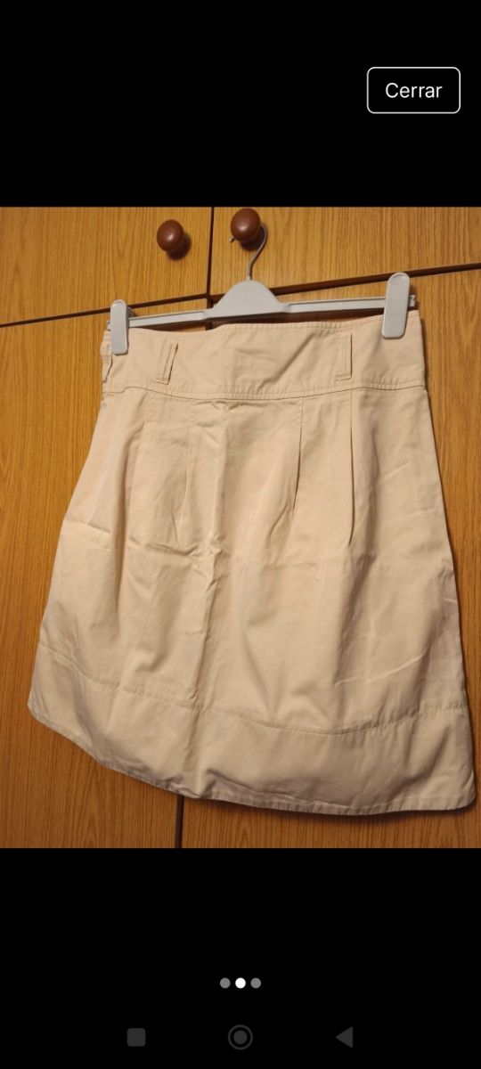 Falda beige por la rodilla.