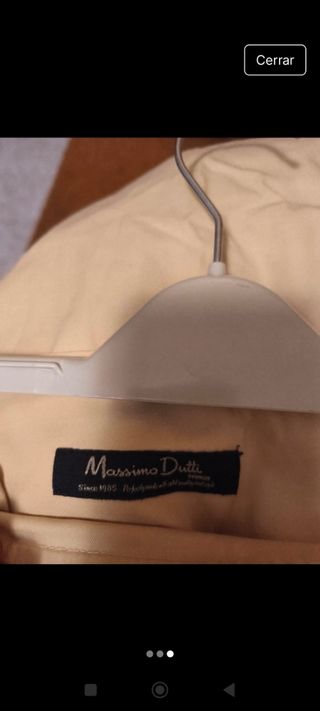 Falda beige por la rodilla.