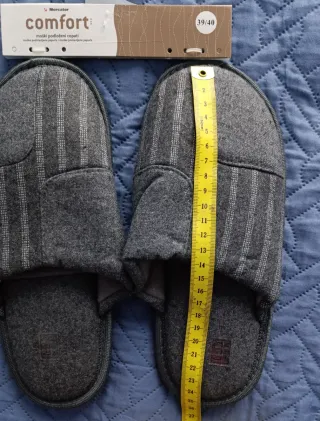 Zapatillas de casa color gris.