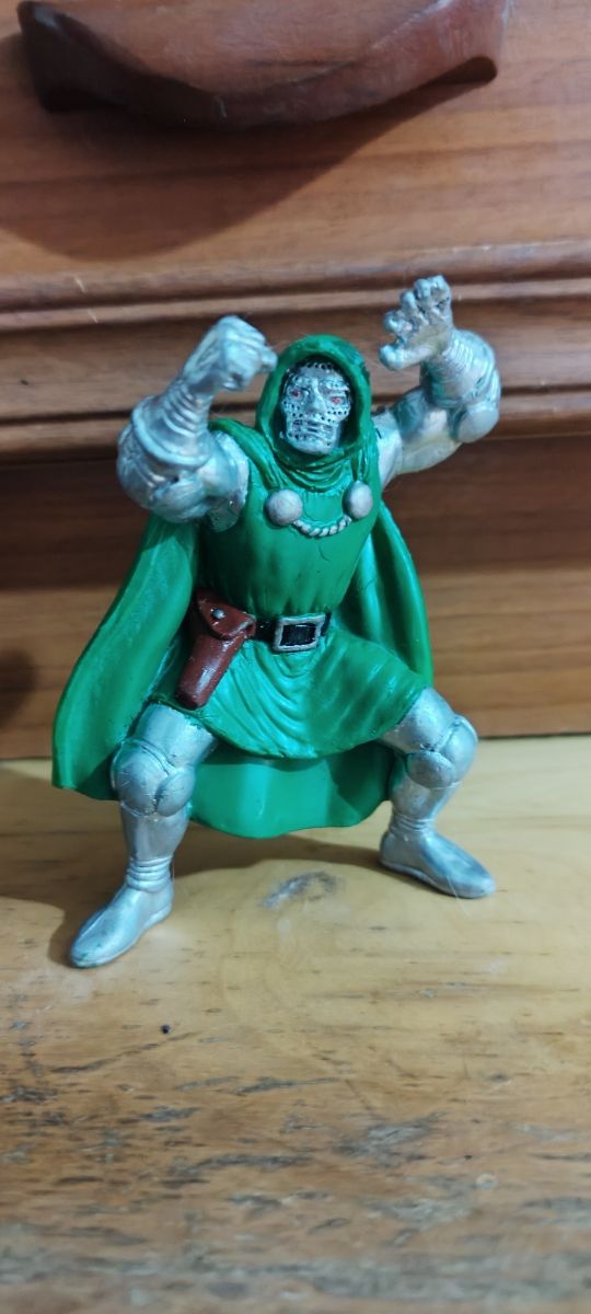 Figura Dr. Doom Marvel