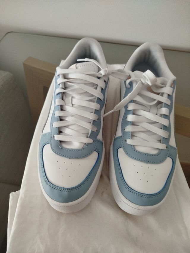 Zapatillas Puma blancas y azules