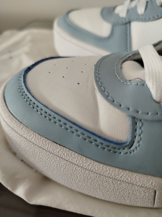 Zapatillas Puma blancas y azules