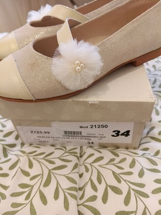 Merceditas niña charol beige-blanco talla 34
