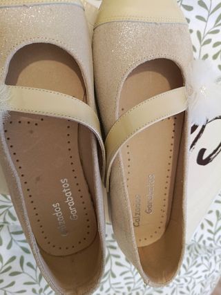 Merceditas niña charol beige-blanco talla 34
