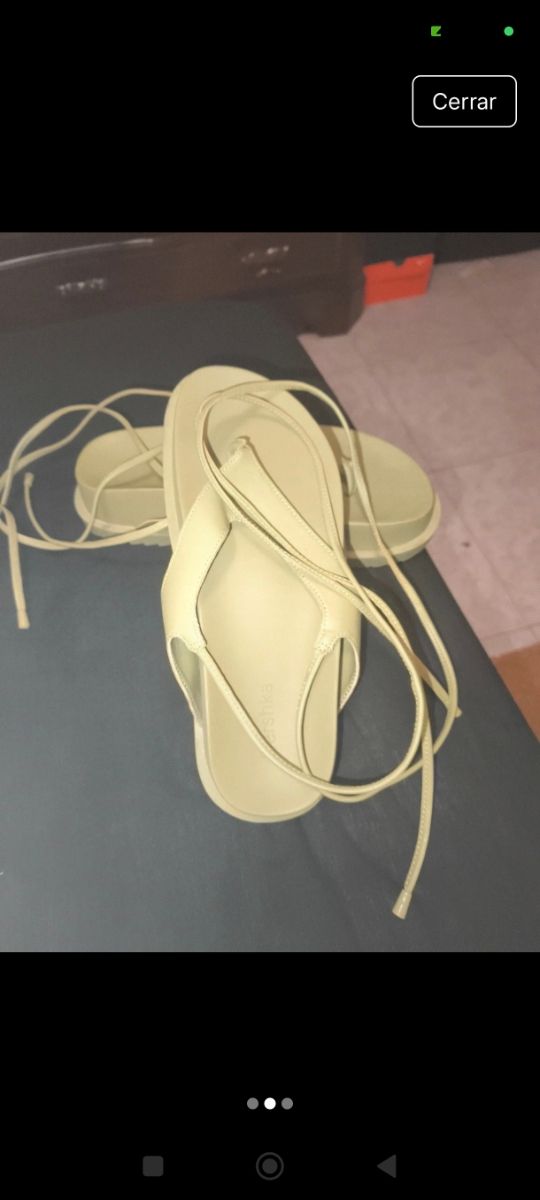 Chanclas Bershka - color verde oliva