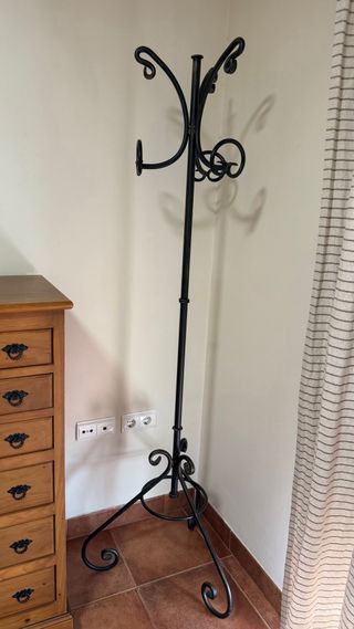 Perchero pie forja negro