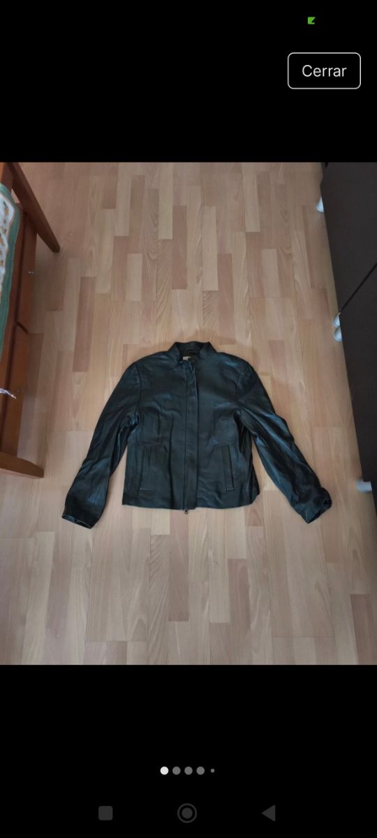 Chaqueta cuero en color verde oscuro.