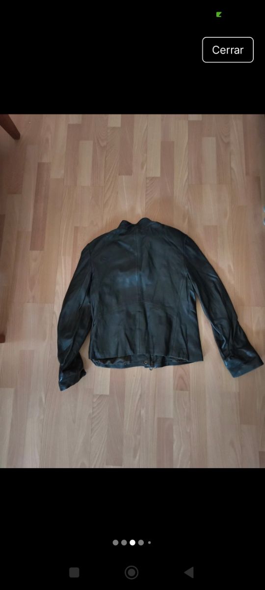 Chaqueta cuero en color verde oscuro.