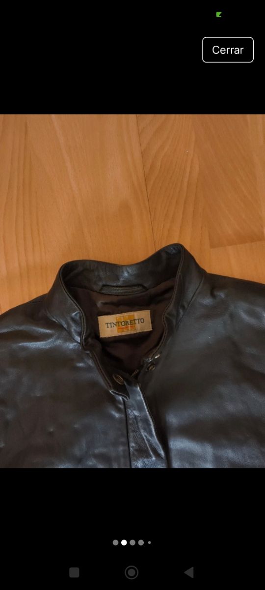 Chaqueta cuero en color verde oscuro.