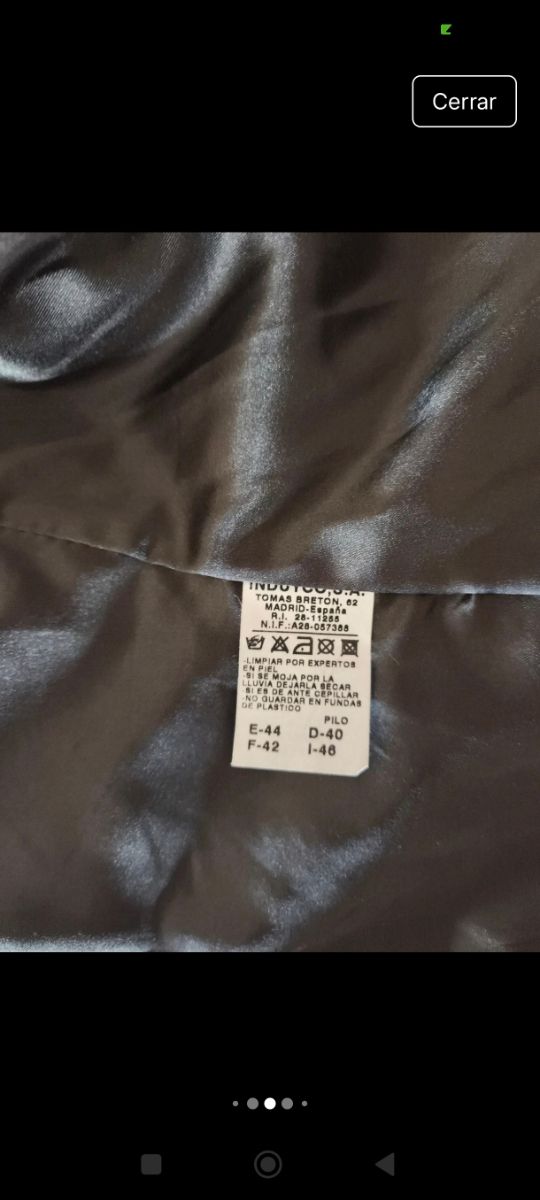 Chaqueta cuero en color verde oscuro.