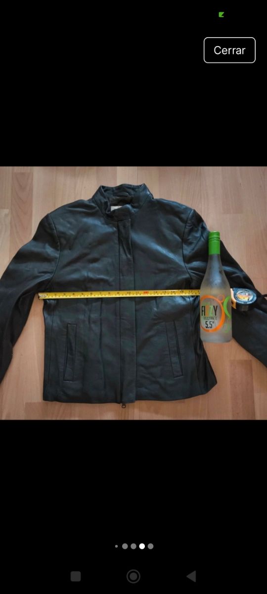 Chaqueta cuero en color verde oscuro.