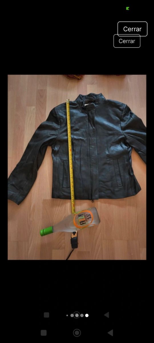 Chaqueta cuero en color verde oscuro.