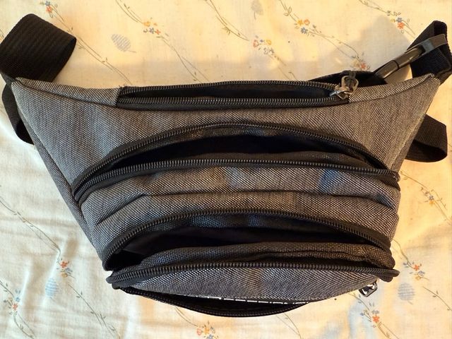 Riñonera deportiva gris 4 bolsillos