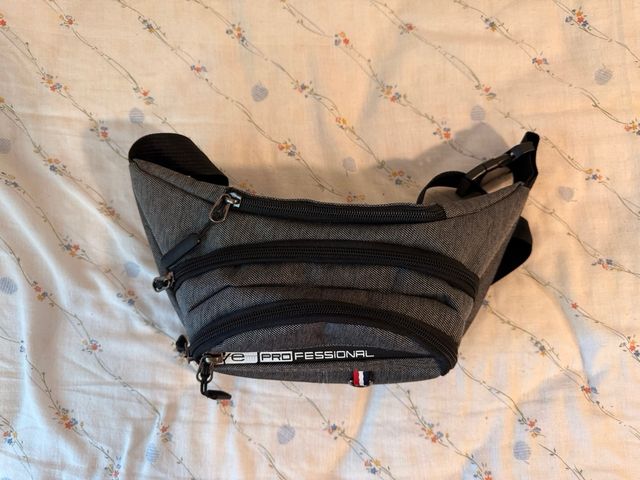 Riñonera deportiva gris 4 bolsillos