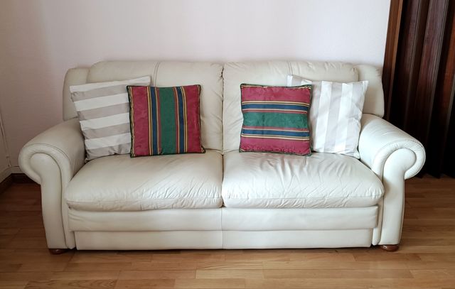 Sofá de cuero natural 3 plazas color crudo.