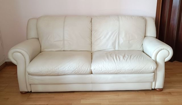 Sofá de cuero natural 3 plazas color crudo.