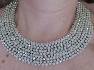 Collar de cuentas beige con brillos cierre iman