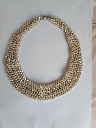 Collar de cuentas beige con brillos cierre iman