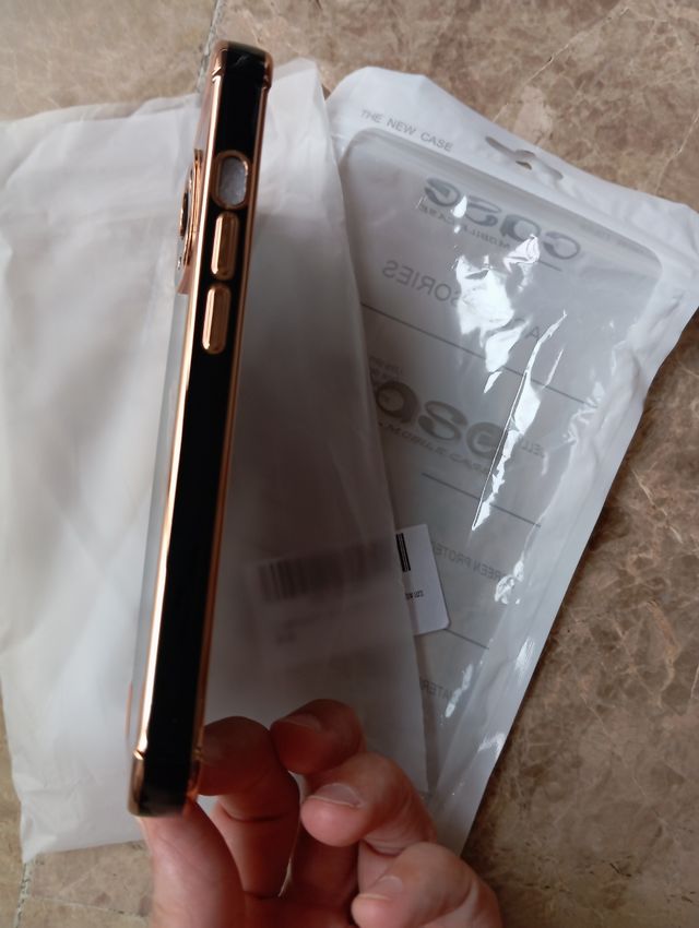 Funda iPhone 14 - Mariposas Doradas