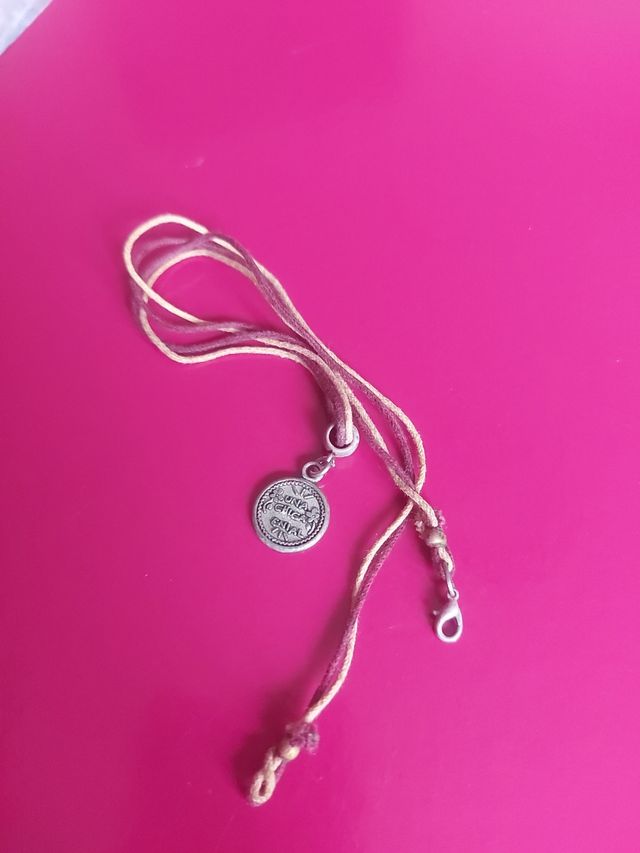 Collana con ciondolo a medaglia