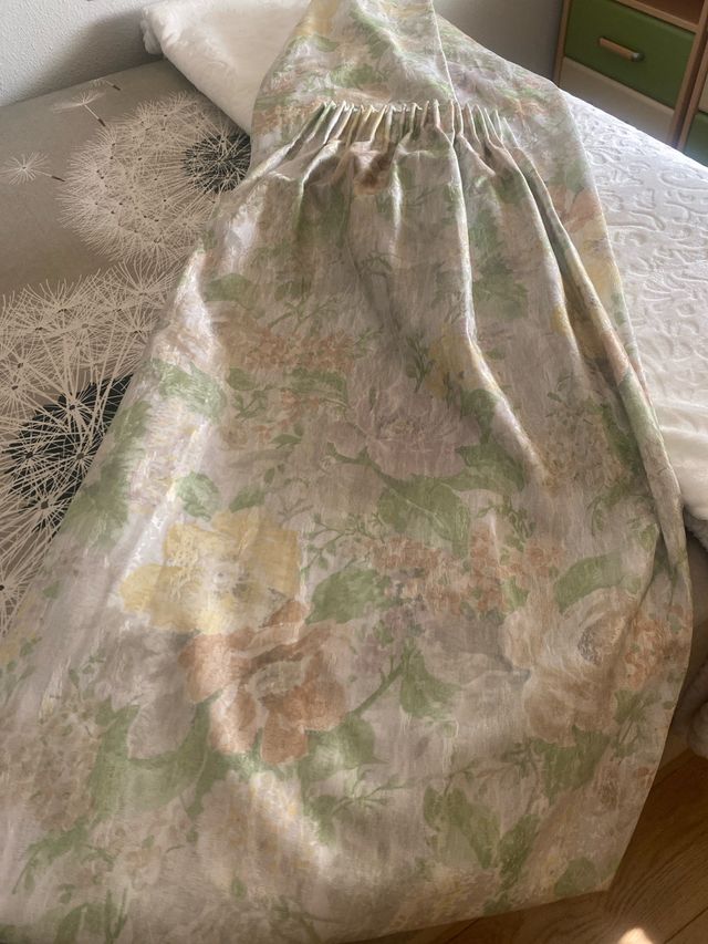 Cortinas estampadas beige y verde.