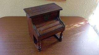 Pianito antiguo madera juguete - Fuera de la venta