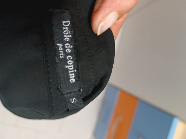 Blusa elegante nera con perle