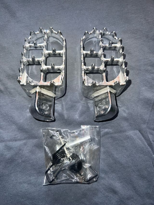 Estriberas delanteras plateadas nuevas