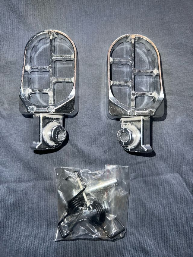 Estriberas delanteras plateadas nuevas