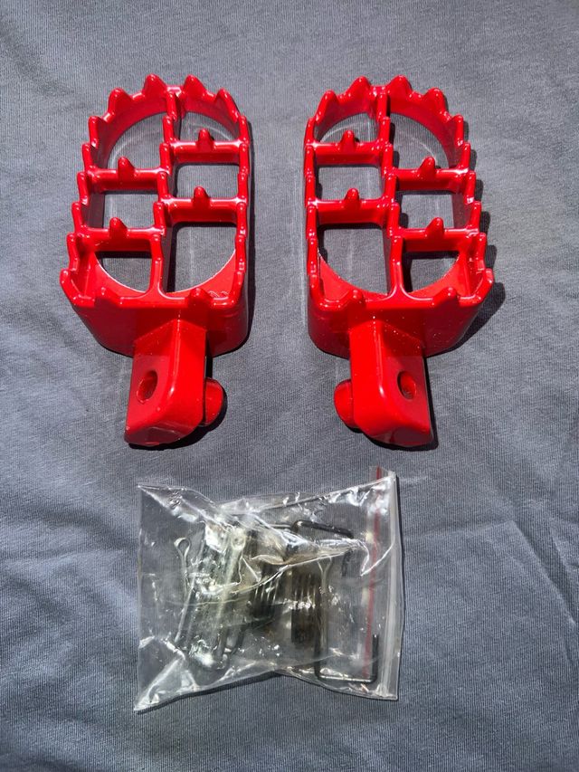 Estriberas delanteras rojas nuevas