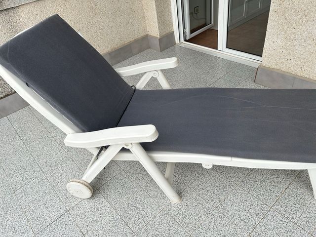 2 Tumbonas blancas de plástico