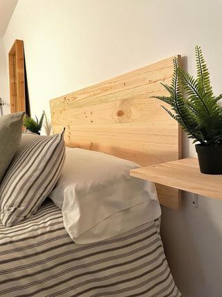 Cabecero + mesitas noche pino