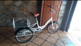 Bicicleta triciclo blanca