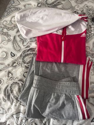 Conjunto chándal Adidas rosa y gris súper cómodo 