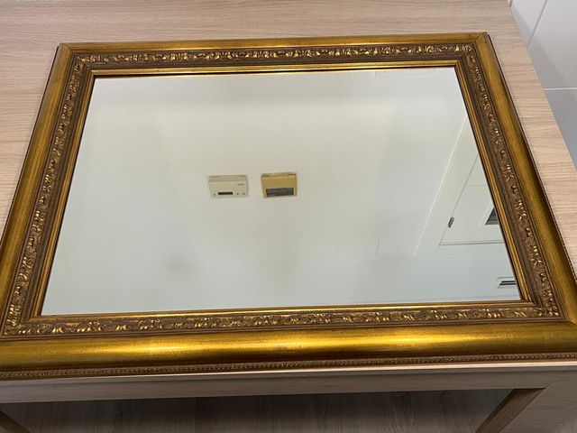Espejo con marco de madera y acabado en dorado
