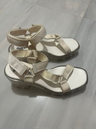 Sandalias plataforma blancas. Suela track