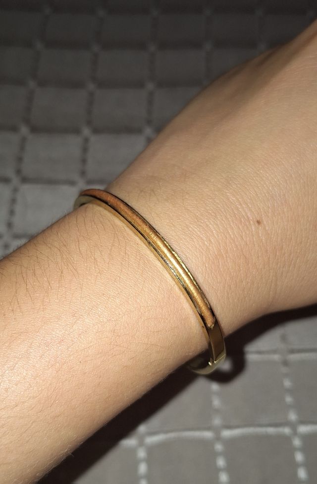 Brazalete dorado con cuero
