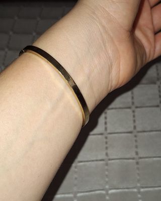 Brazalete dorado con cuero