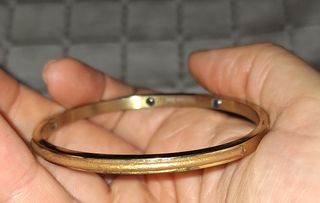Brazalete dorado con cuero