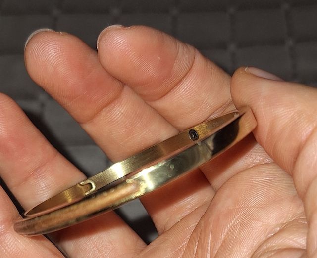 Brazalete dorado con cuero