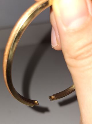 Brazalete dorado con cuero