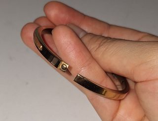 Brazalete dorado con cuero