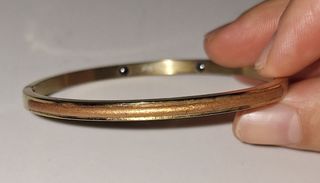 Brazalete dorado con cuero