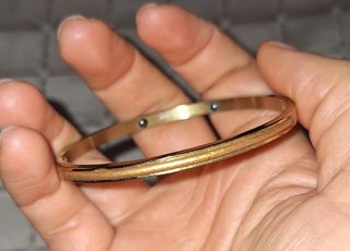 Brazalete dorado con cuero