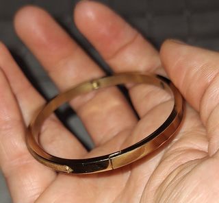 Brazalete dorado con cuero