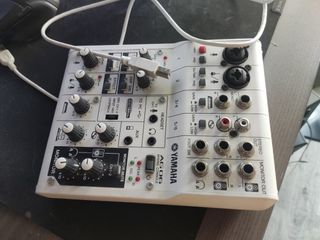 Mesa mezclas Yamaha AG06 blanca