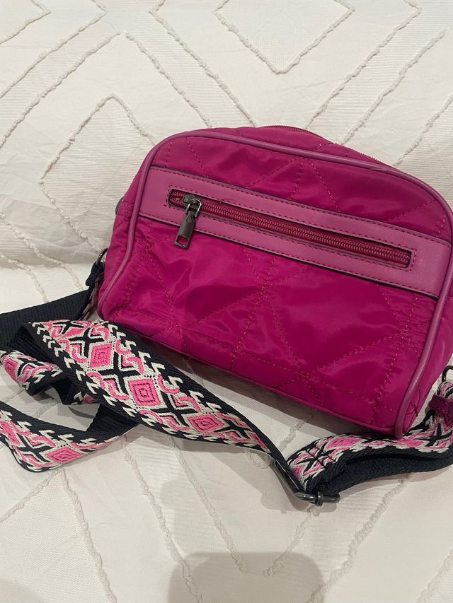 Bolso fucsia acolchado