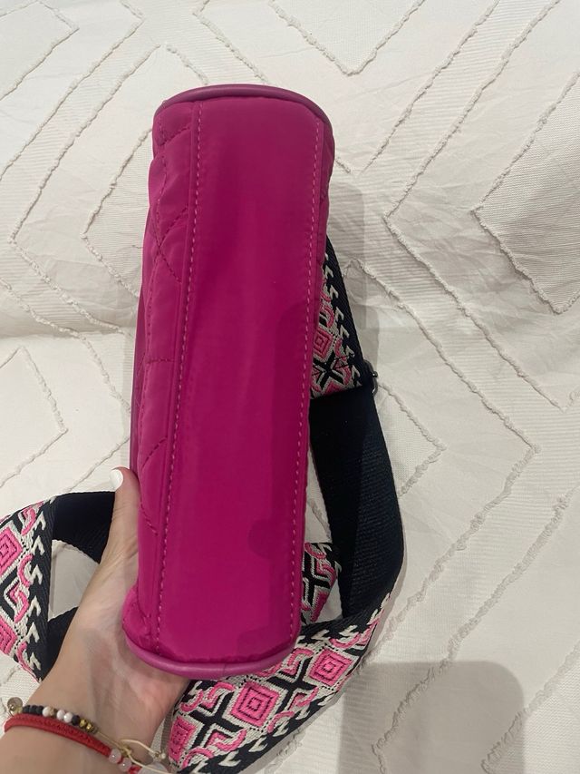 Bolso fucsia acolchado