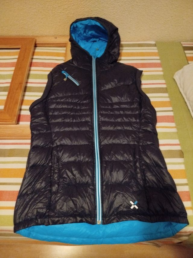 Chaleco plumas negro-azul c/capucha