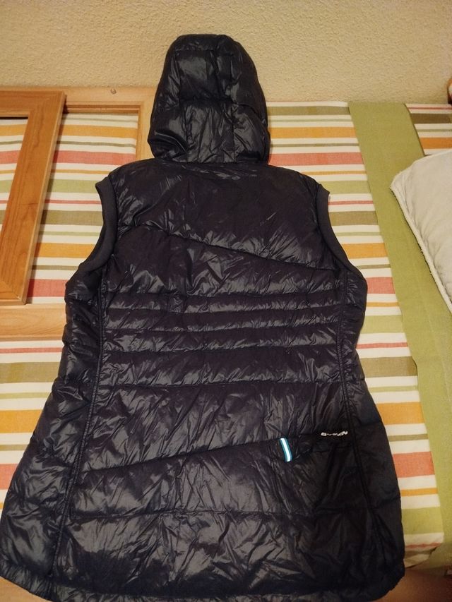 Chaleco plumas negro-azul c/capucha